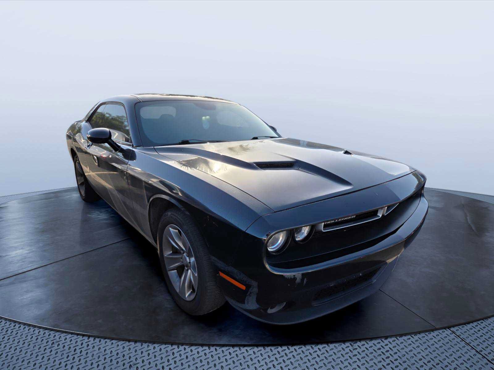 Used 2019 Dodge Challenger SXT RWD image 1