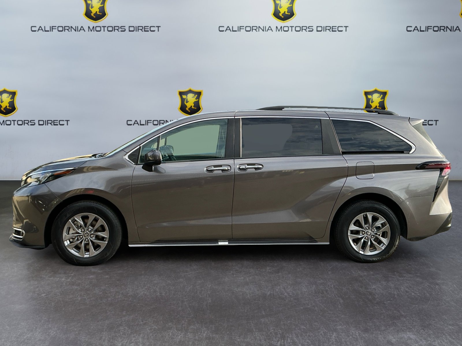 Used 2024 Toyota Sienna XLE FWD image 8