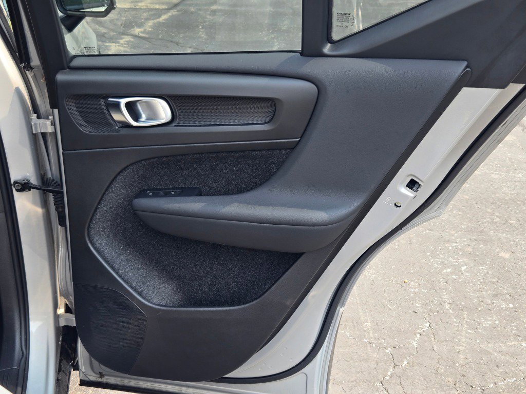 Used 2024 Volvo XC40 B5 Core image 9