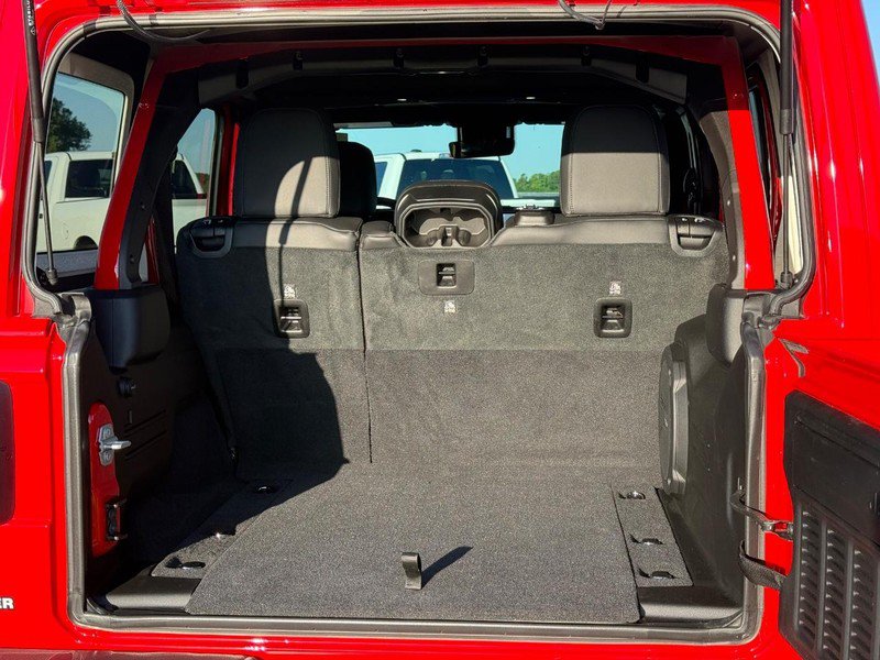 Used 2025 Jeep Wrangler Unlimited Rubicon AWD/4WD image 6