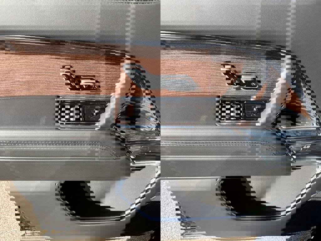 New 2025 Land Rover Range Rover SE image 9