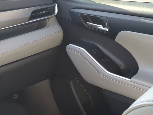 Used 2021 Toyota Highlander XLE image 15