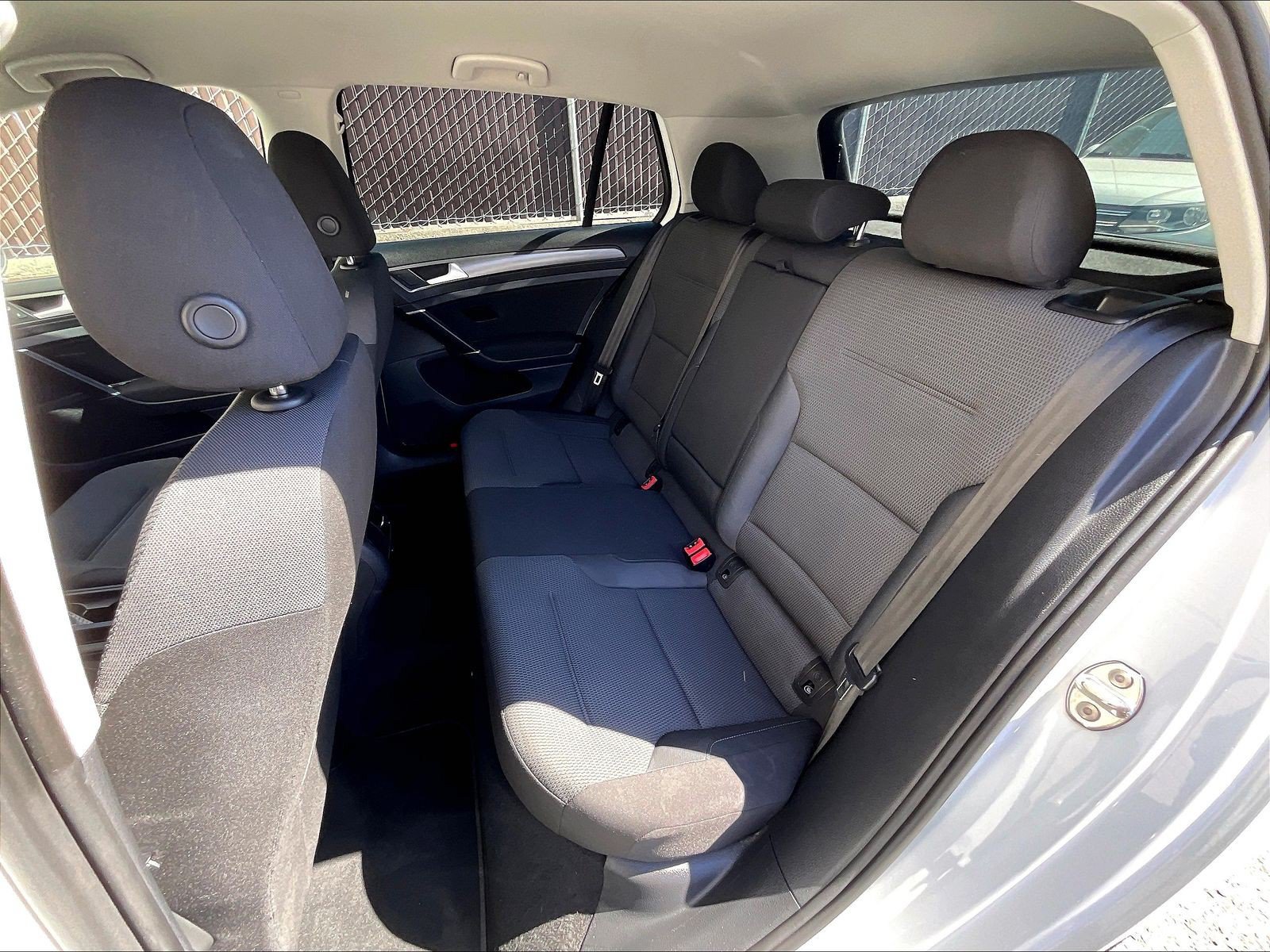 Used 2018 Volkswagen e-Golf SE FWD image 25