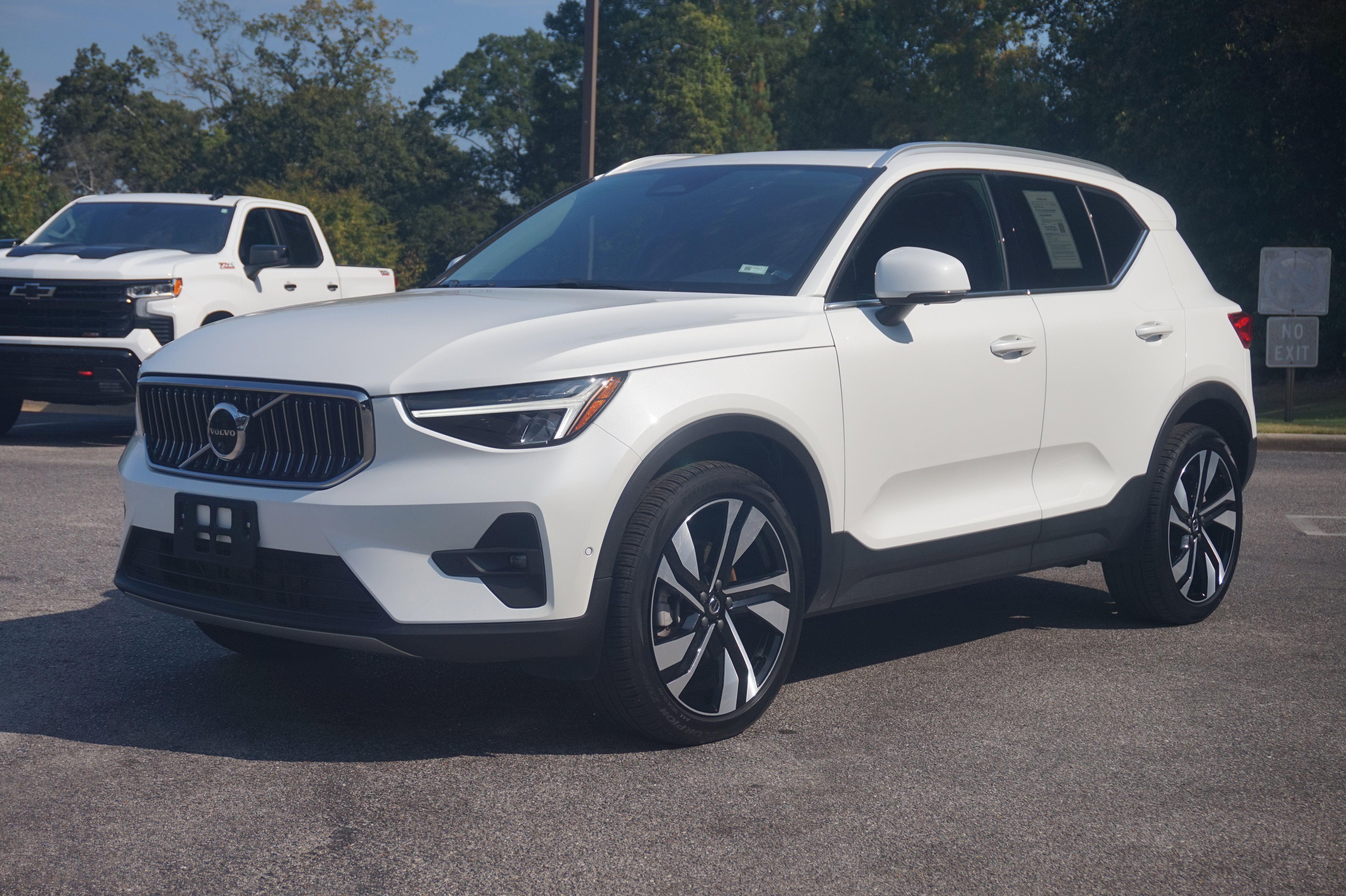 Used 2025 Volvo XC40 B5 Plus image 5