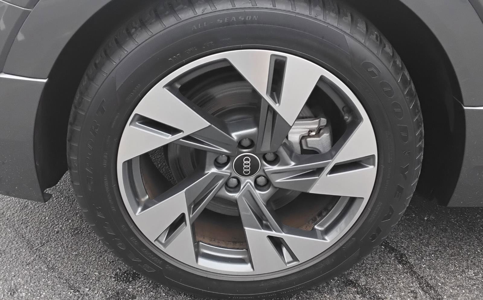 Used 2021 Audi e-tron Prestige w/ Prestige Package image 11