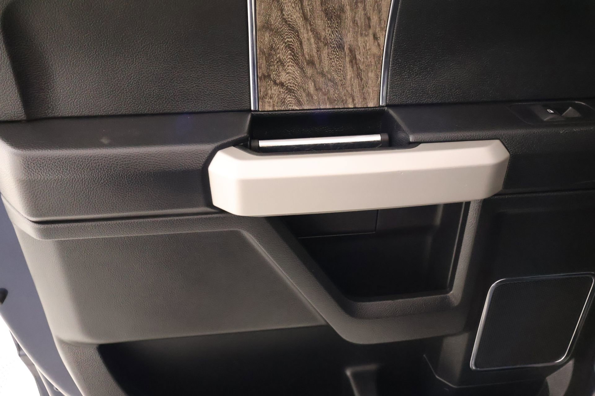 Used 2019 Ford F350 Lariat w/ Chrome Package image 17