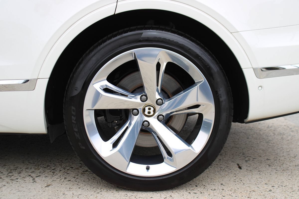 Used 2020 Bentley Bentayga Plug-In Hybrid AWD/4WD image 11