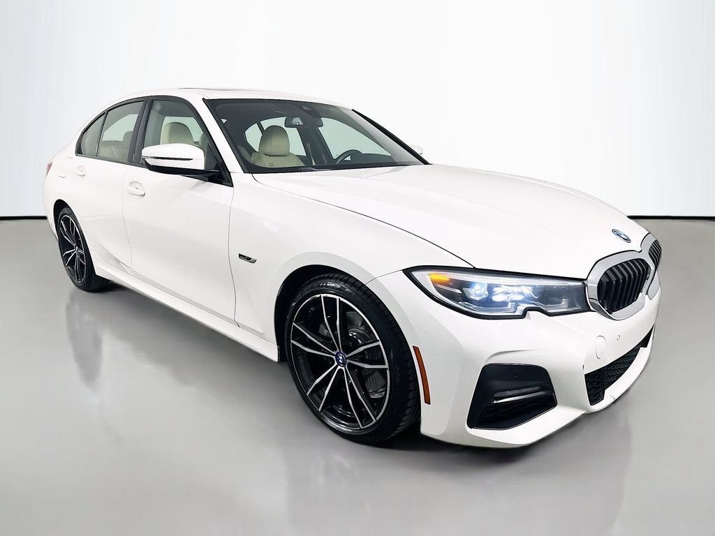 Used 2022 BMW 330e w/ M Sport Package RWD image 3