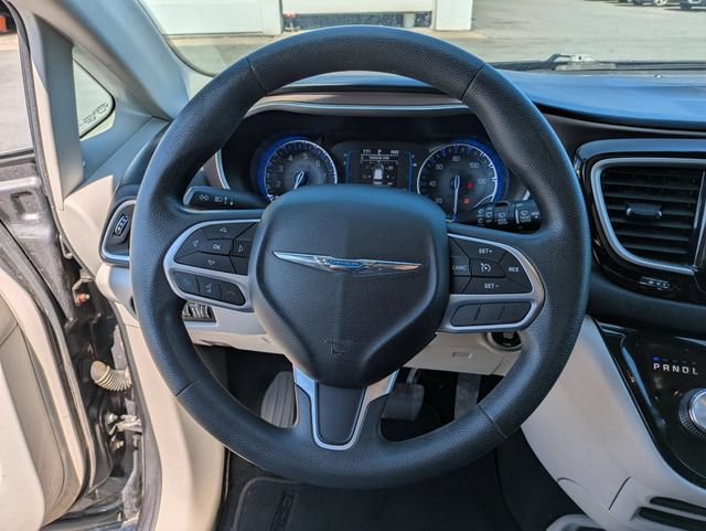 Used 2017 Chrysler Pacifica Touring FWD image 9