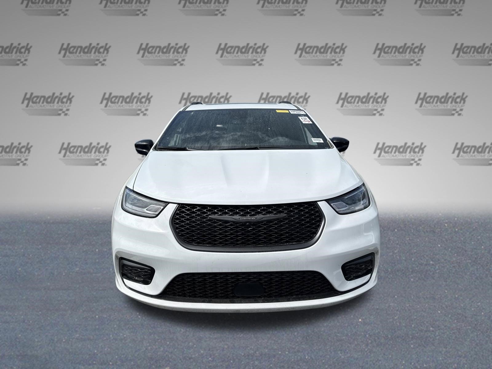 Used 2025 Chrysler Pacifica Limited FWD image 6