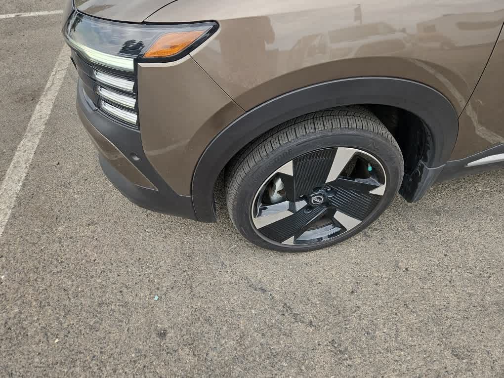 Used 2025 Nissan Kicks SR w/ SR Premium Package AWD/4WD image 3