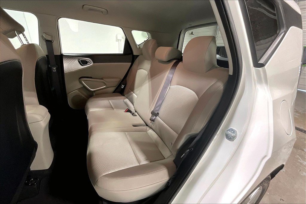 Used 2025 Kia Soul LX w/ LX Technology Package FWD image 31