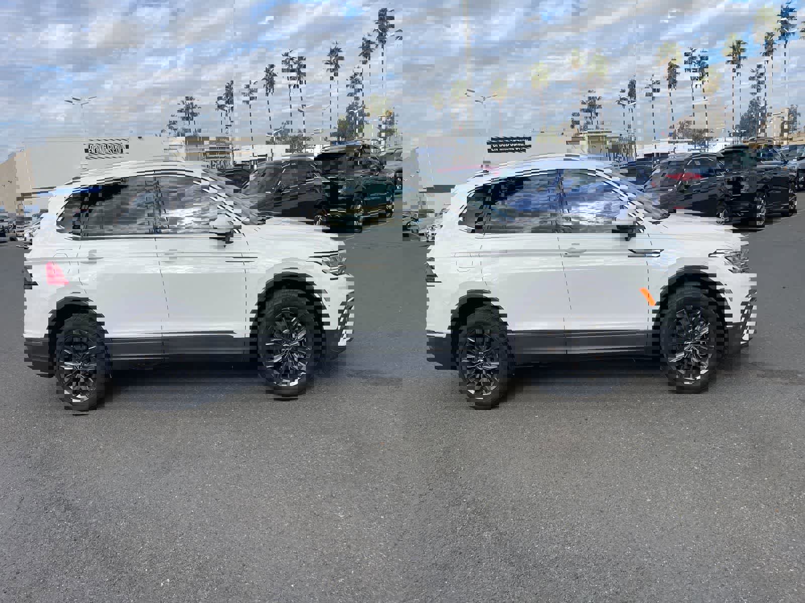 Used 2022 Volkswagen Tiguan SE image 2