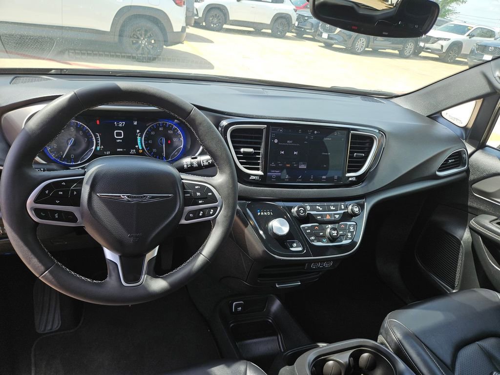 Used 2025 Chrysler Pacifica Select image 16
