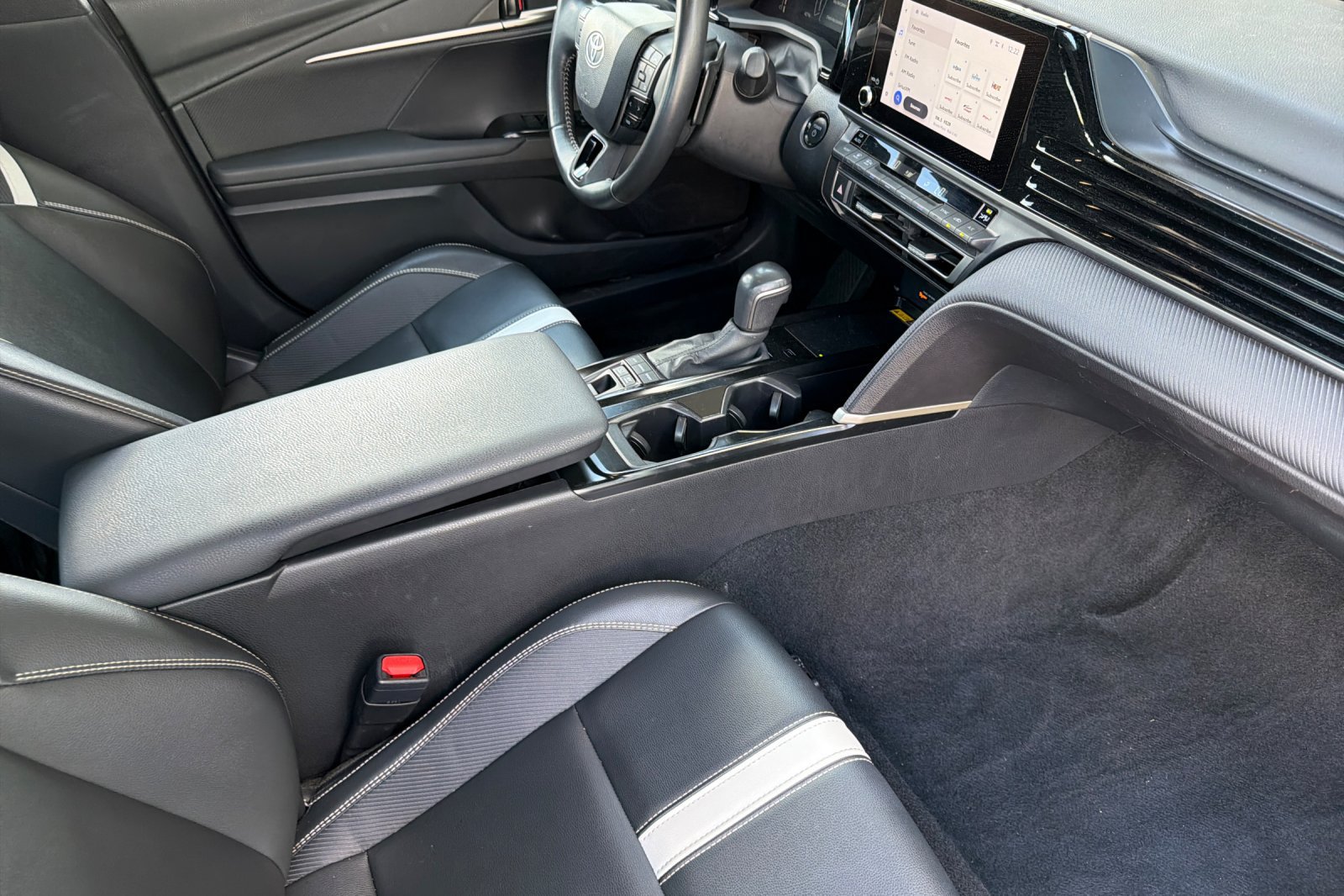 Used 2025 Toyota Camry SE FWD image 19