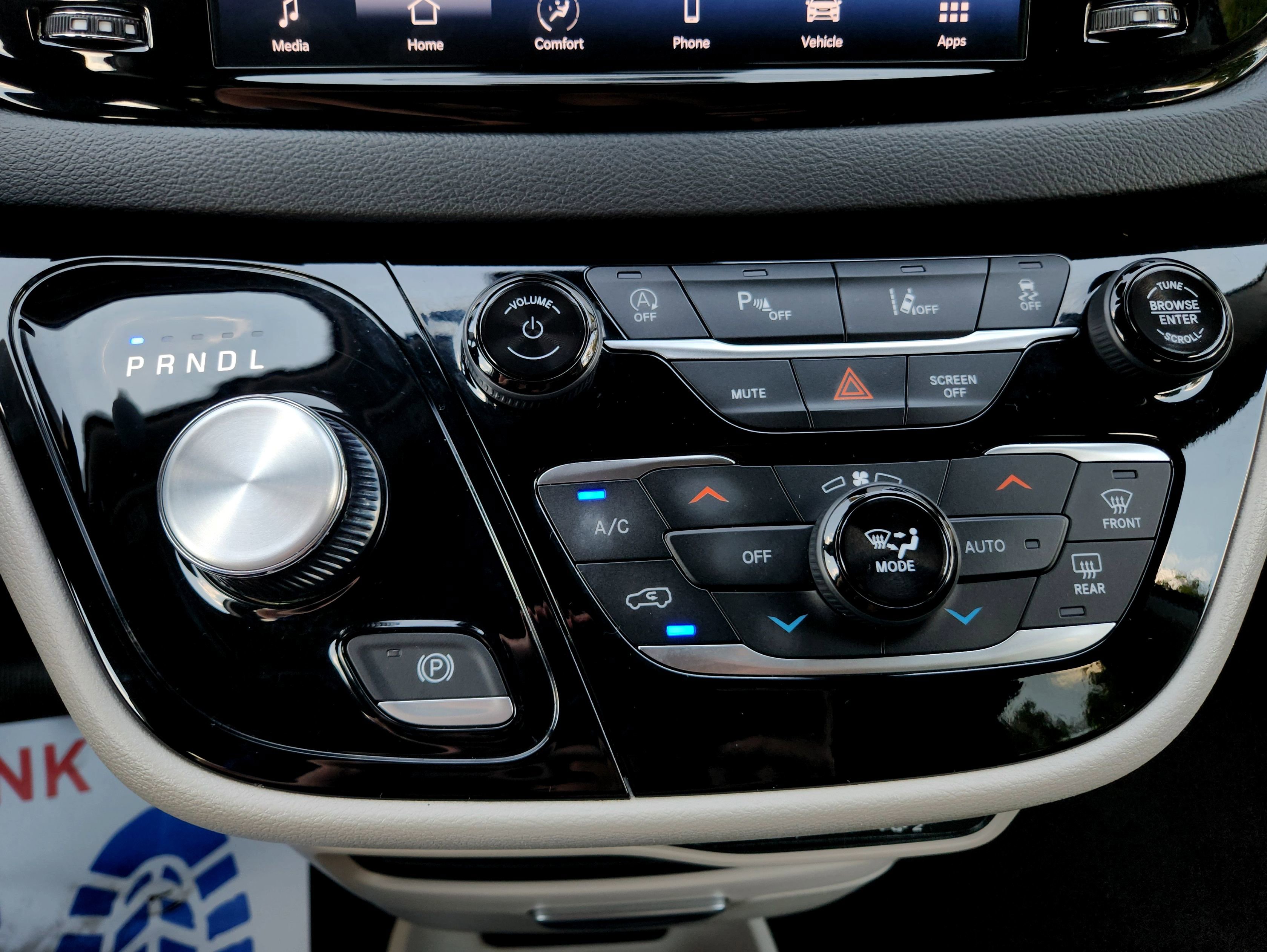 Used 2024 Chrysler Pacifica Touring-L image 26