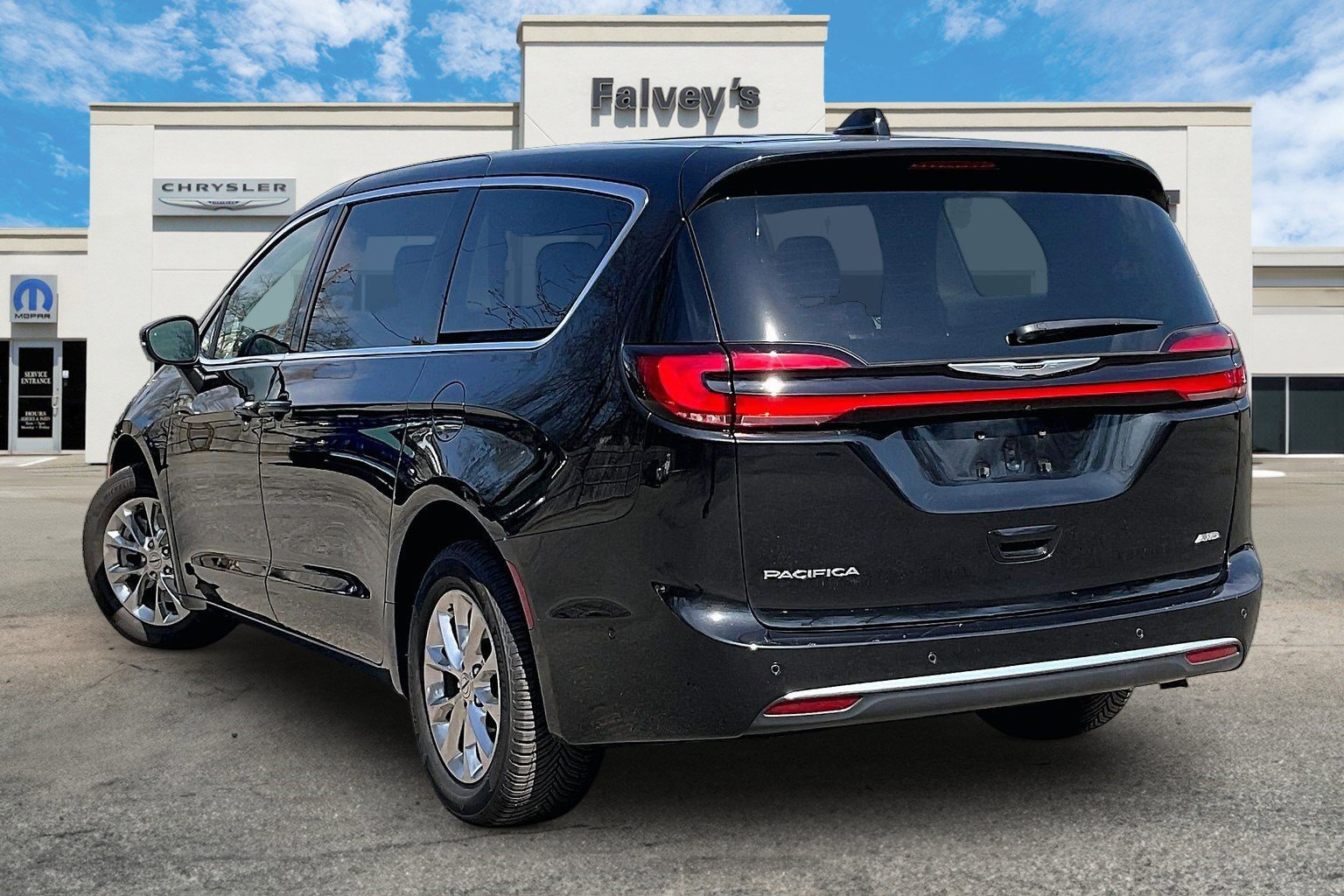 Used 2023 Chrysler Pacifica Touring-L image 12