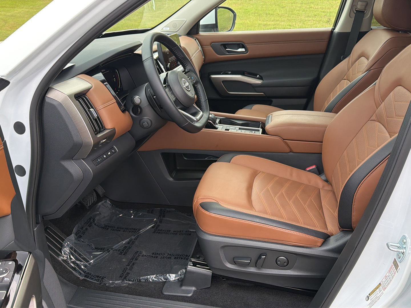 Used 2025 Nissan Pathfinder Platinum FWD image 10