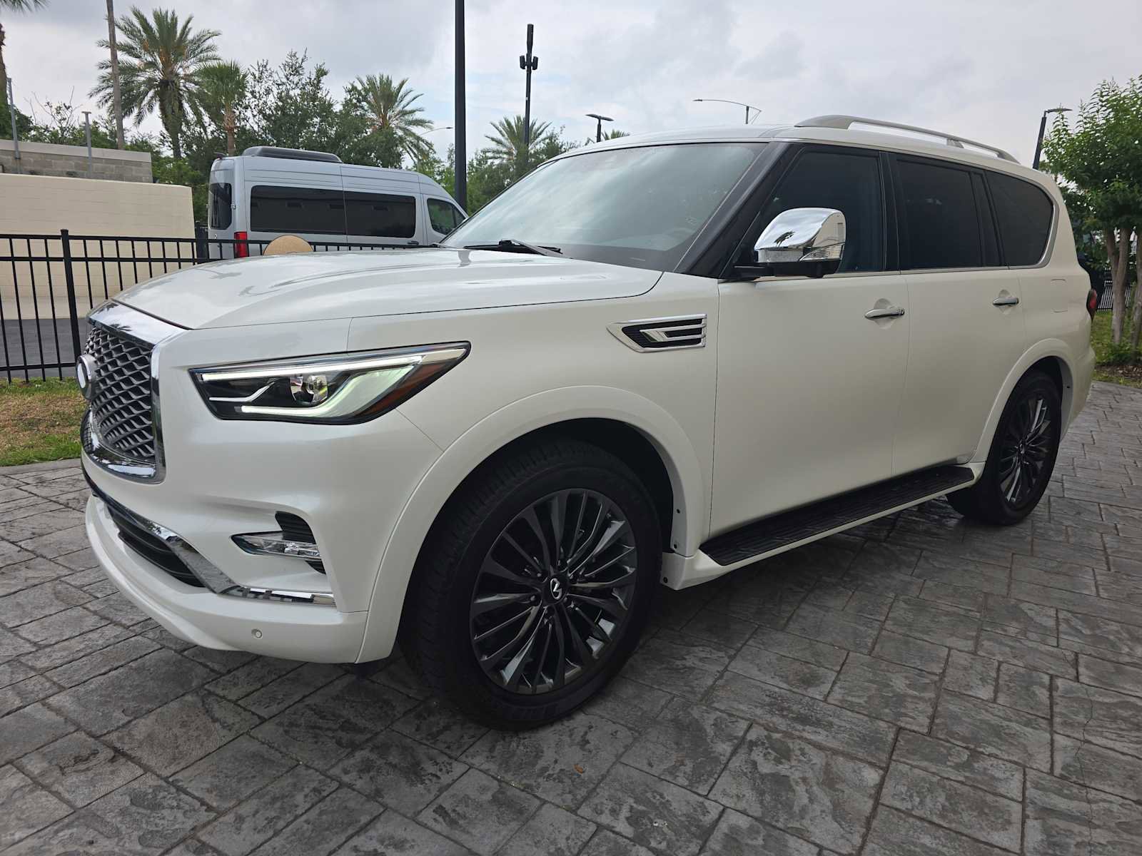 Certified 2024 INFINITI QX80 Sensory w/ Cargo Package AWD/4WD image 8