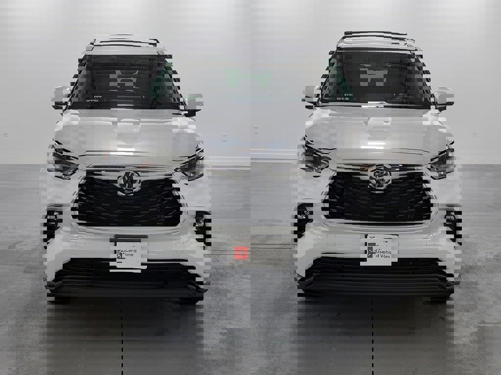 Certified 2025 Toyota Highlander XLE image 3