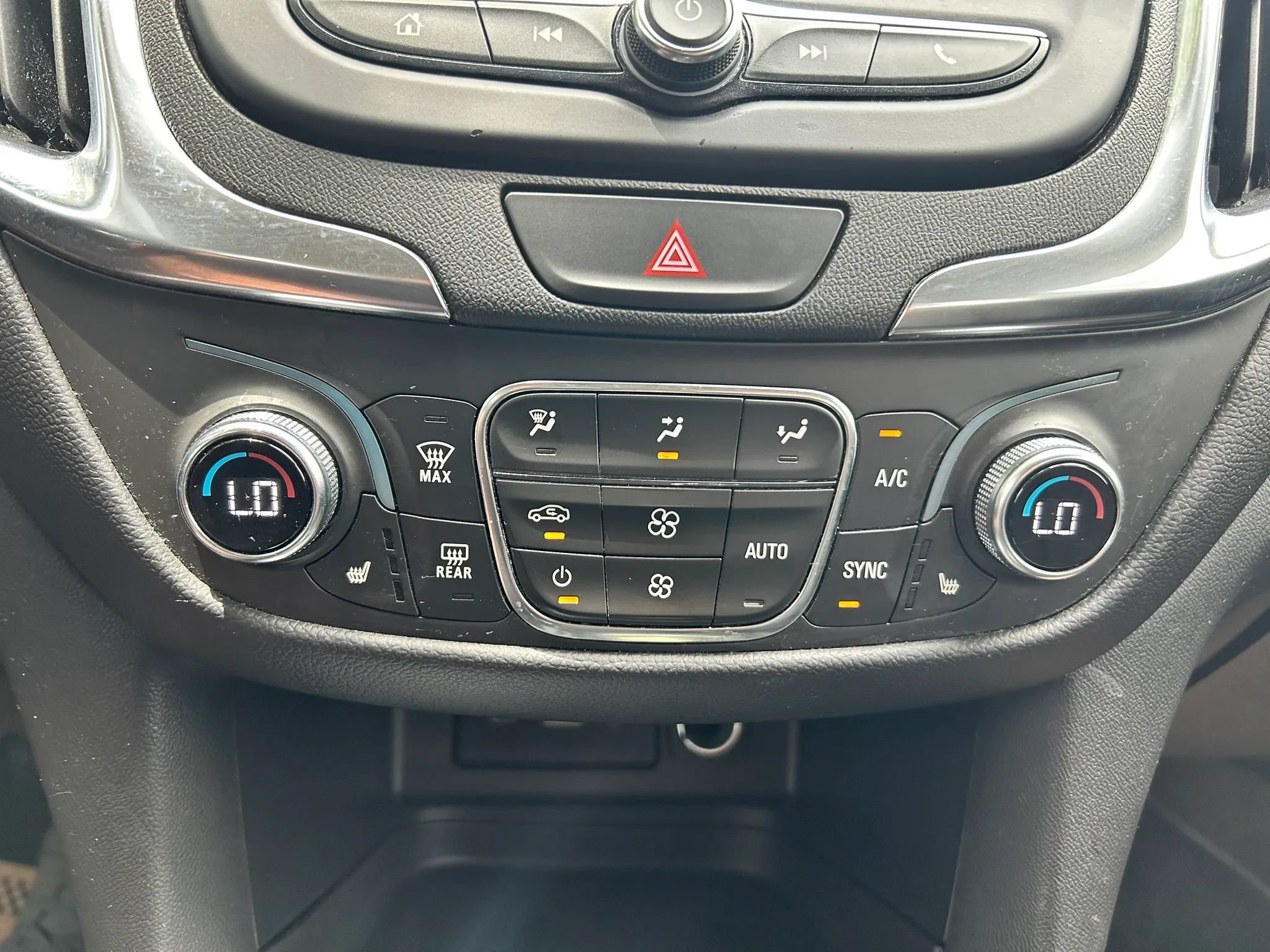 Used 2021 Chevrolet Equinox LT FWD image 24
