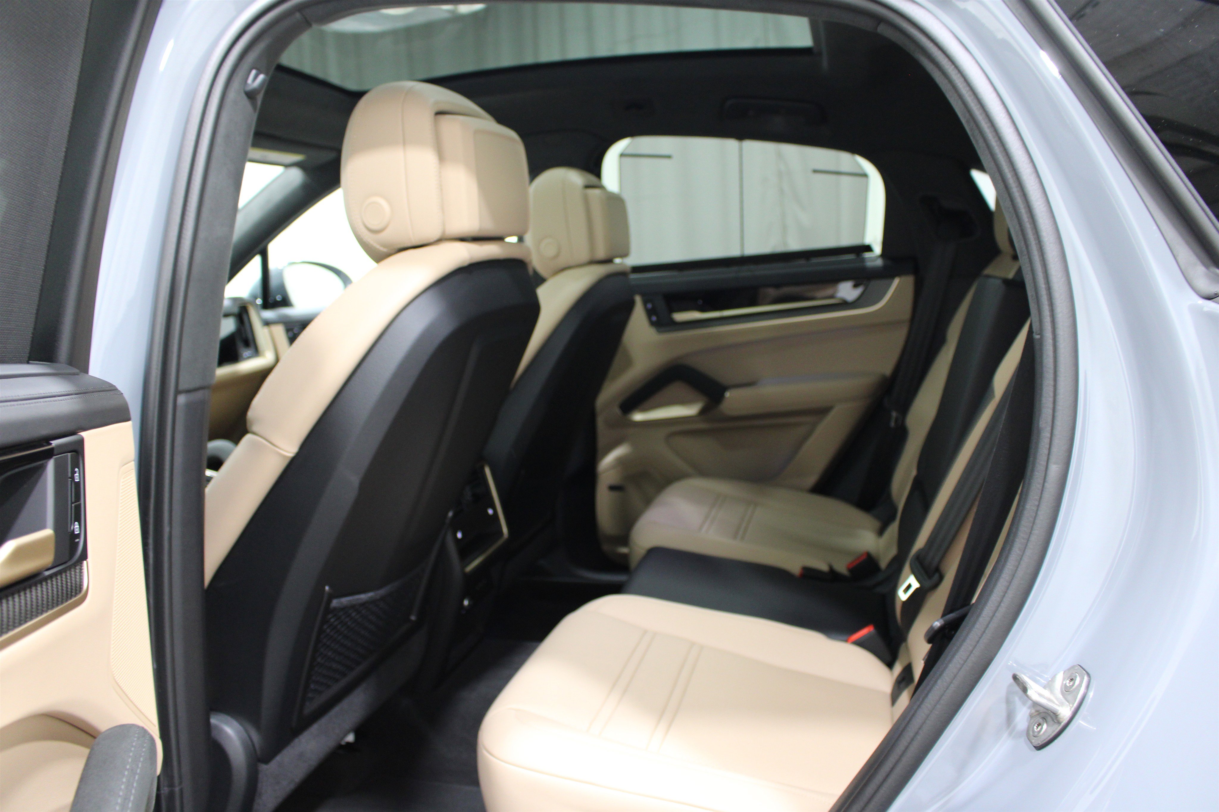 Used 2025 Porsche Cayenne Turbo AWD/4WD image 24