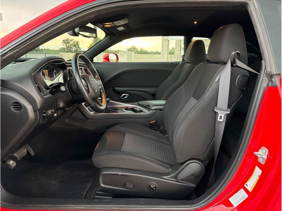 Used 2016 Dodge Challenger SXT RWD image 10