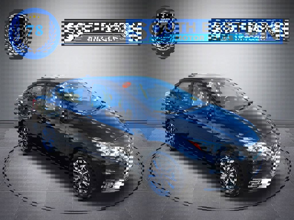 Used 2021 Nissan Versa SV image 2