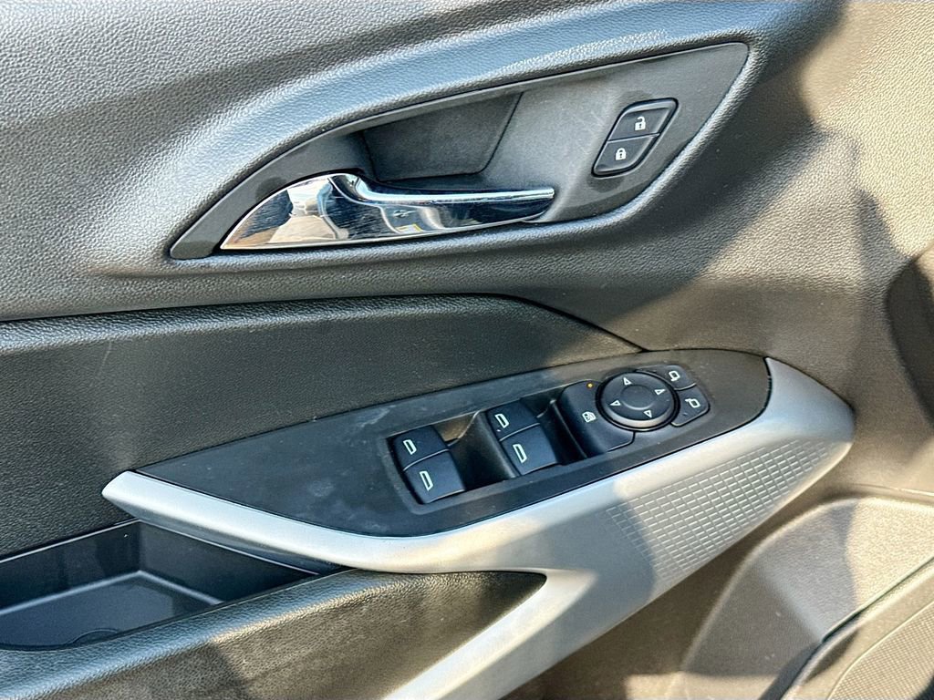 Used 2025 Chevrolet Trax LS w/ LS Convenience Package image 17