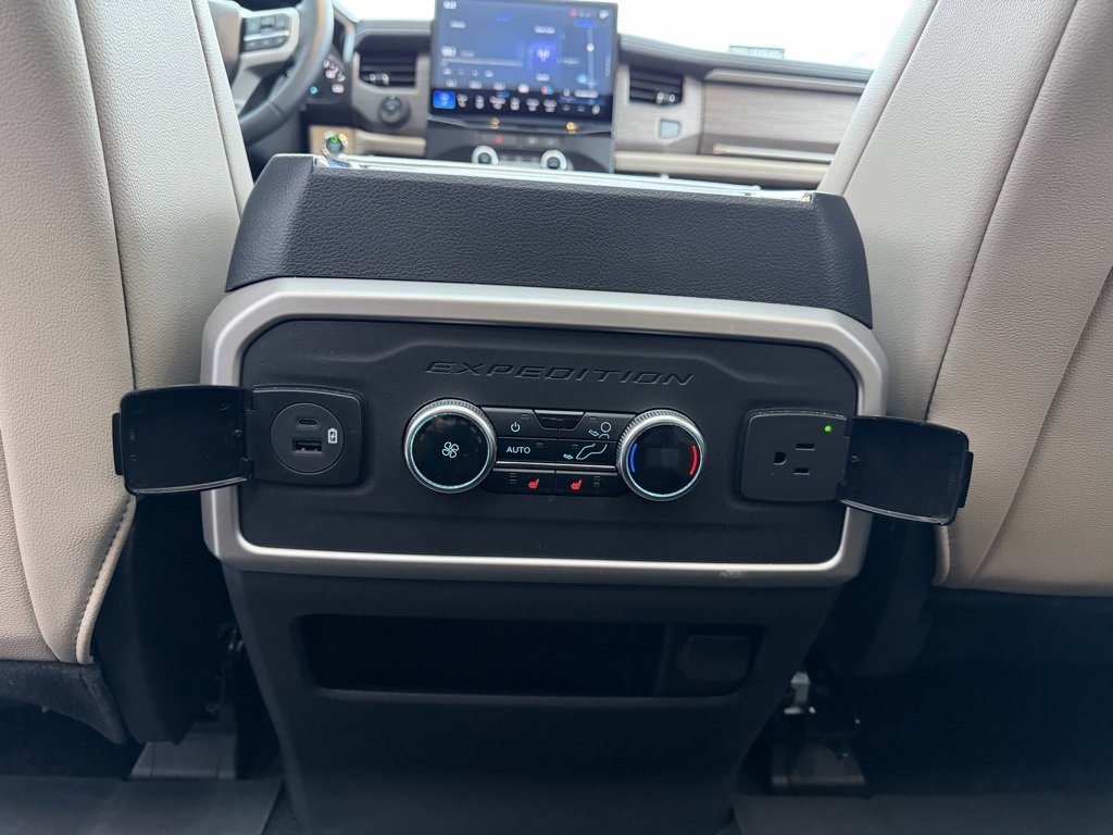 Used 2023 Ford Expedition Max Limited image 13