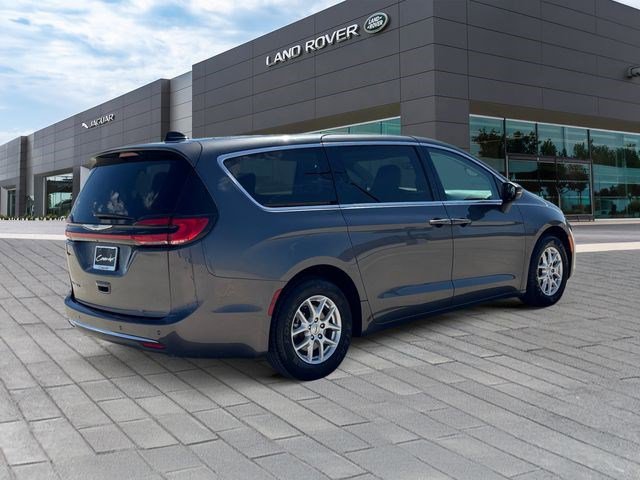 Used 2023 Chrysler Pacifica Touring-L image 5