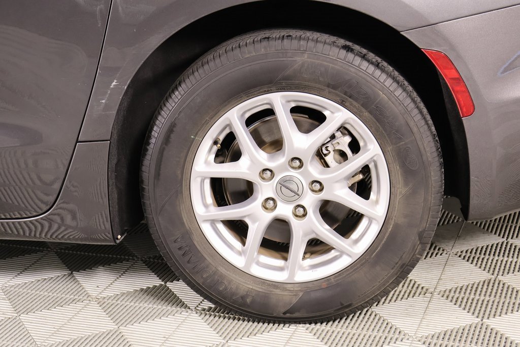 Used 2023 Chrysler Pacifica Touring-L image 18