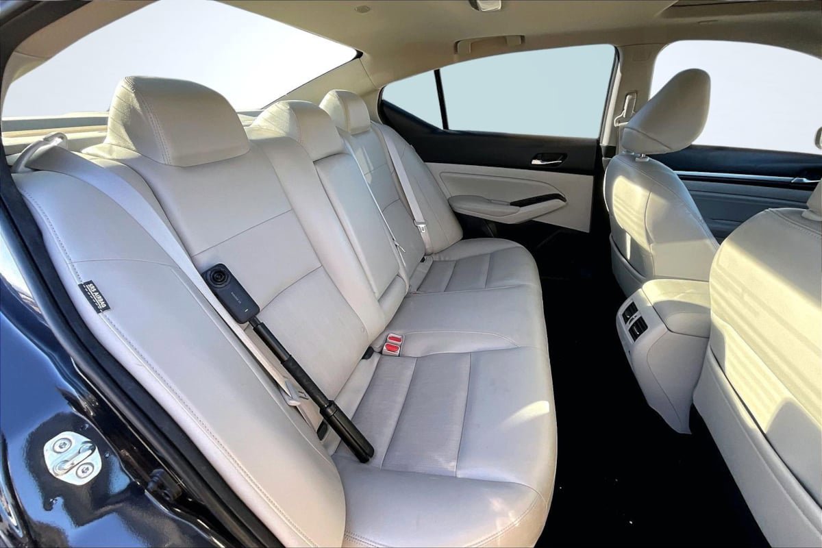 Used 2020 Nissan Altima 2.0 Platinum FWD image 27