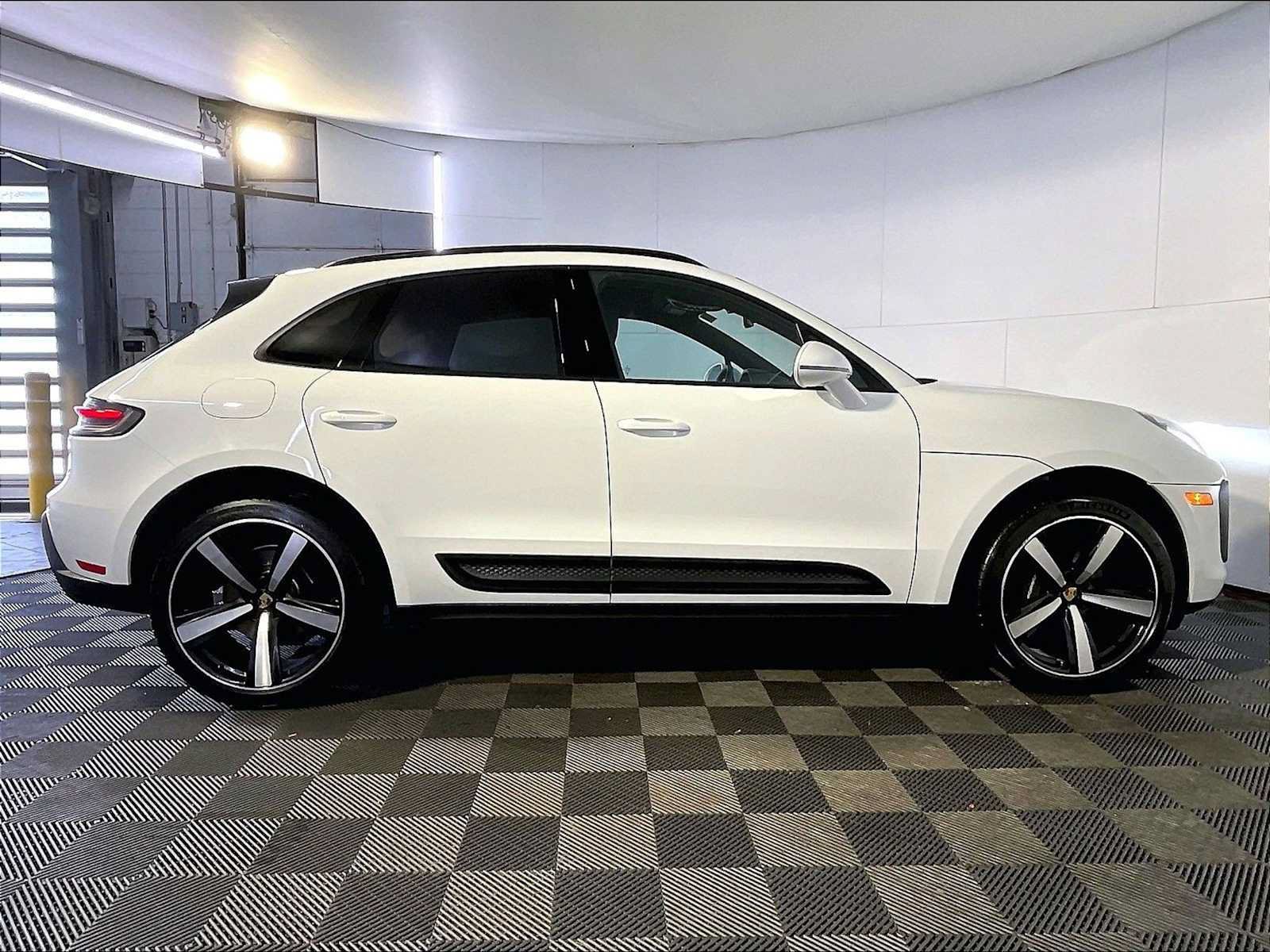 Certified 2023 Porsche Macan AWD/4WD image 8