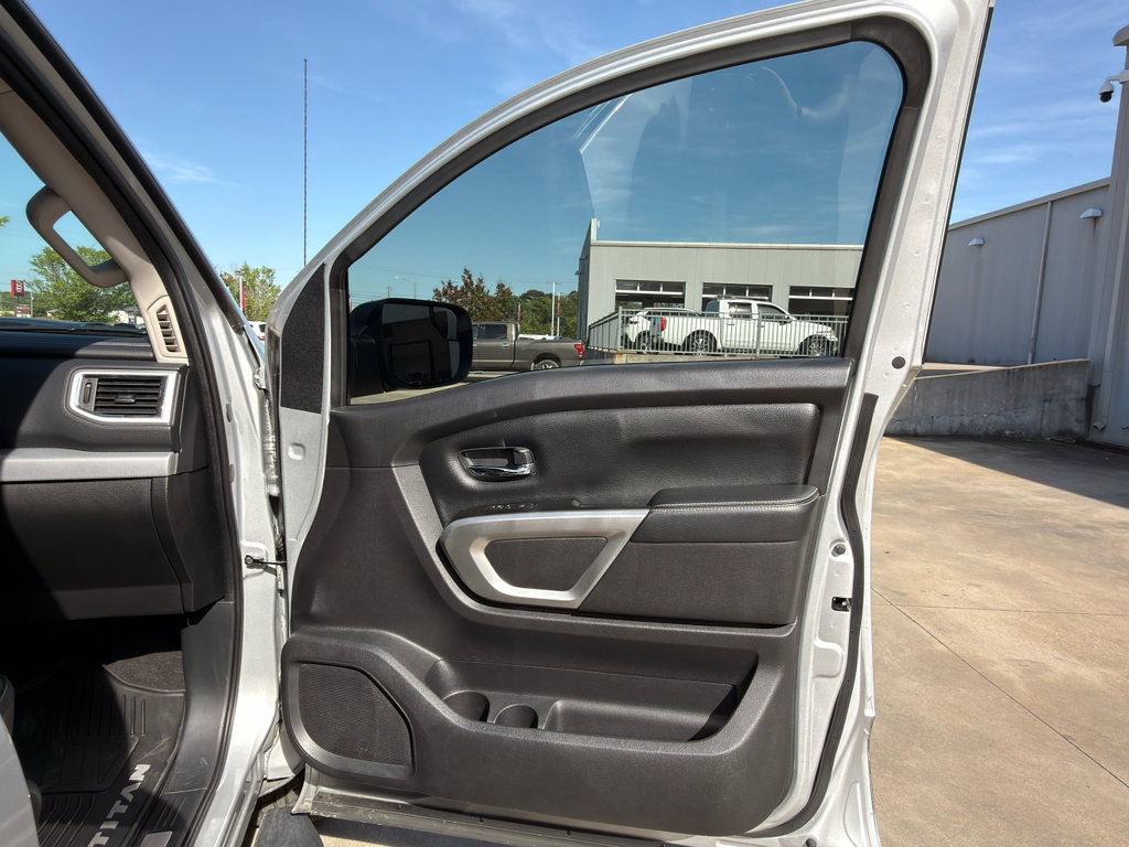 Used 2019 Nissan Titan PRO-4X AWD/4WD image 18