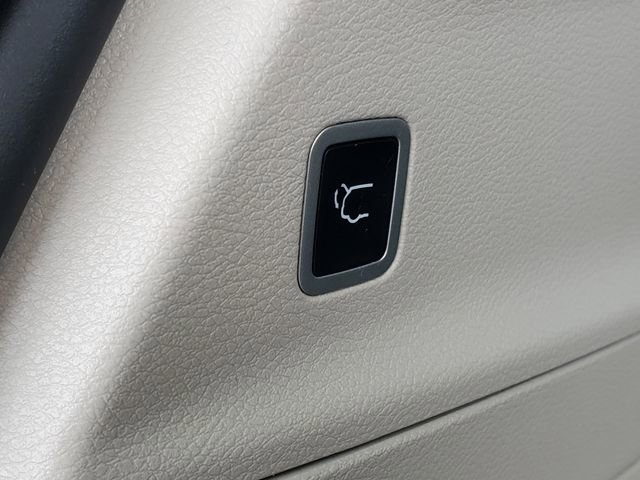 Used 2023 Chrysler Pacifica Touring-L AWD/4WD image 33
