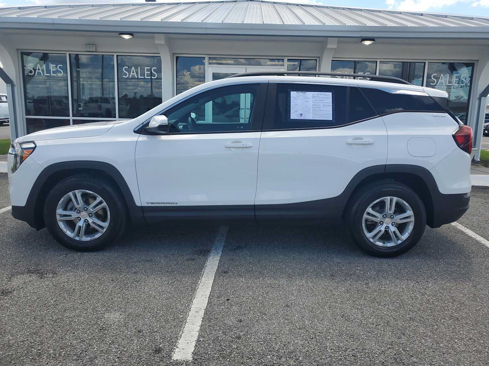 Used 2023 GMC Terrain SLE w/ Driver Convenience Package FWD image 2