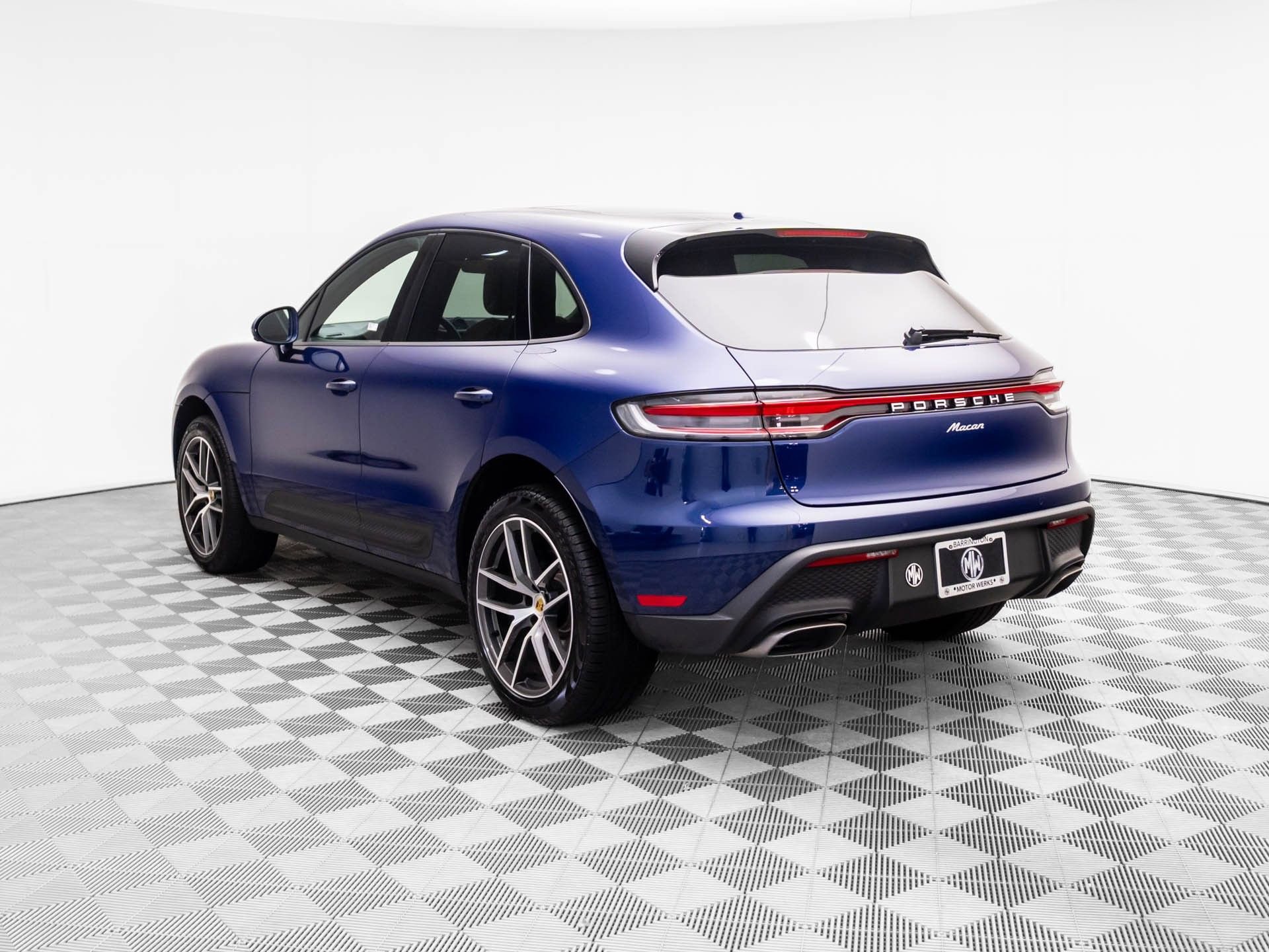 Certified 2025 Porsche Macan image 3