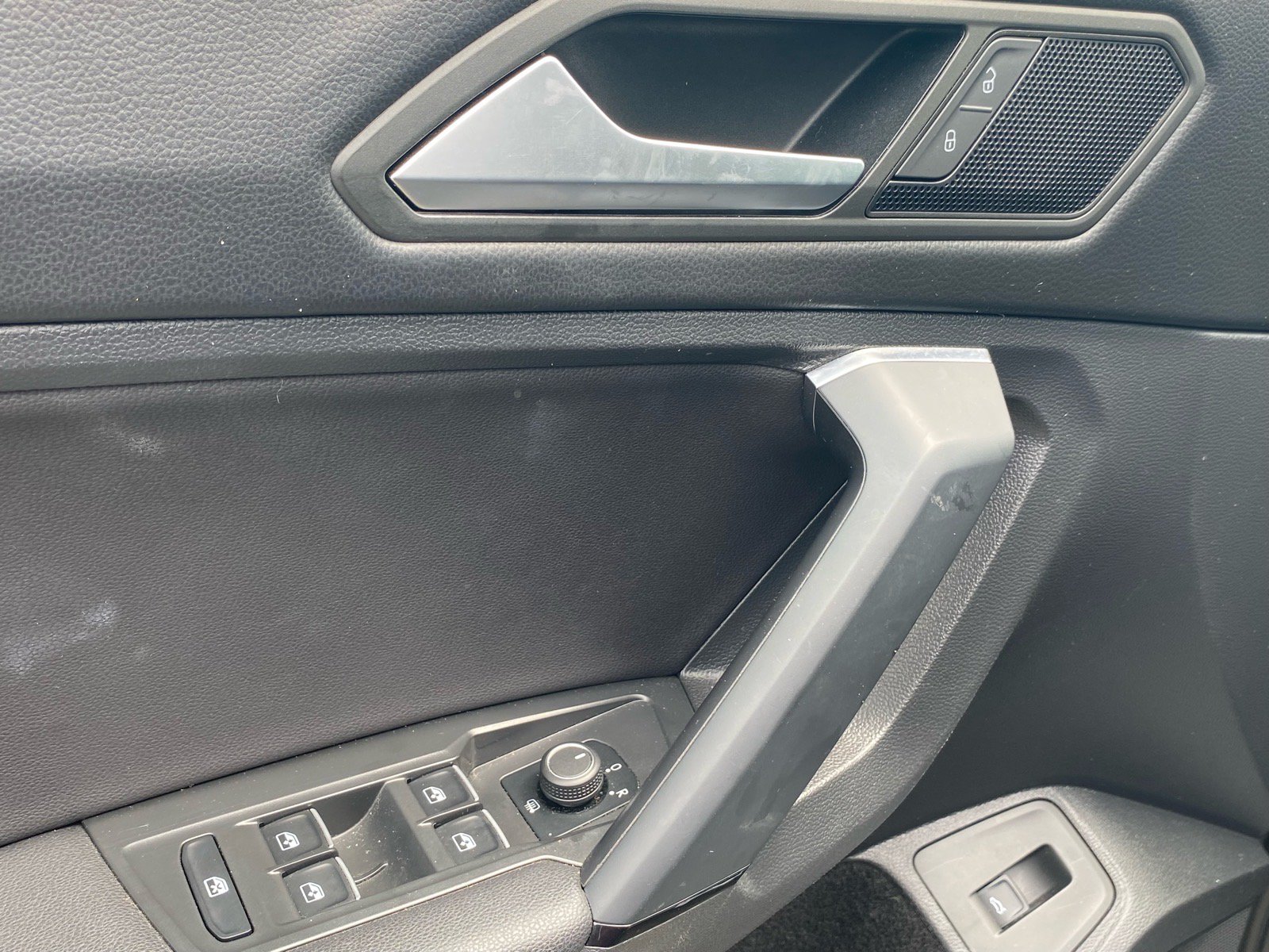 Used 2019 Volkswagen Tiguan SEL FWD image 18