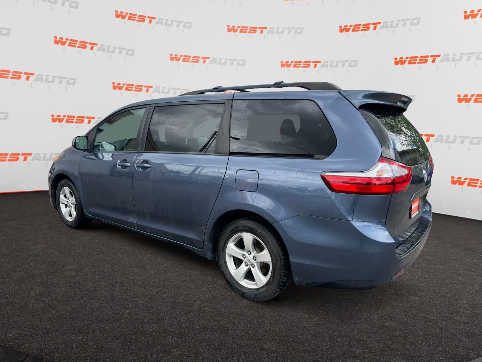 Used 2017 Toyota Sienna LE FWD image 3
