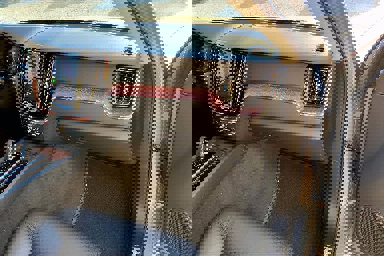 Used 2024 Volvo XC60 B5 Plus image 19