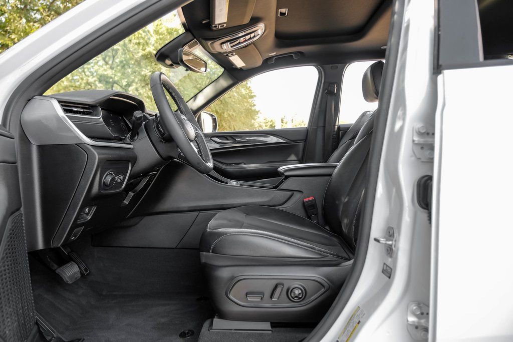 Used 2023 Jeep Grand Cherokee L Laredo image 42