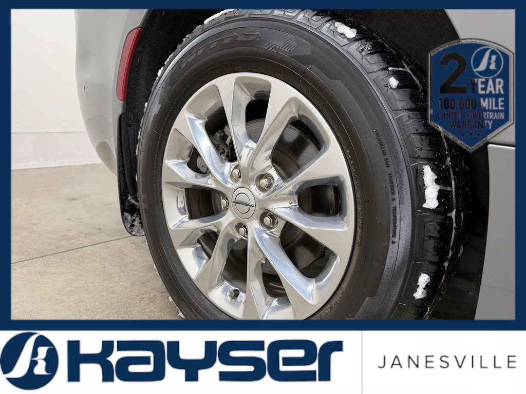 Used 2022 Chrysler Pacifica Touring-L w/ Uconnect Theater Family Group image 16