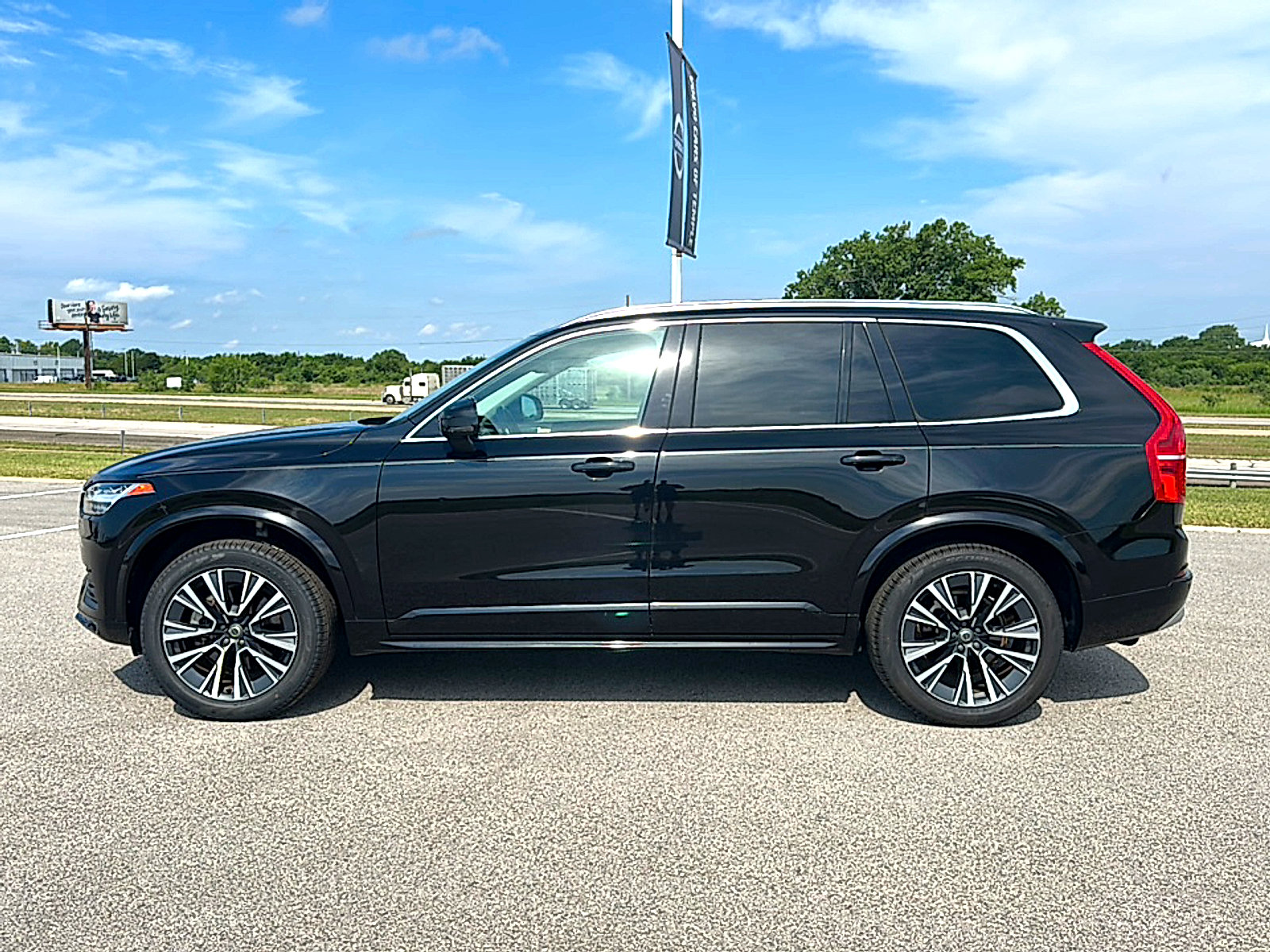 Used 2022 Volvo XC90 T5 Momentum w/ Protection Package Premier FWD image 5