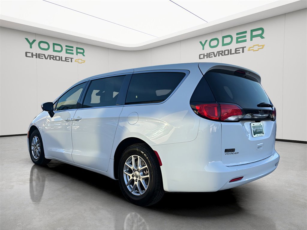 Used 2022 Chrysler Voyager LX image 9