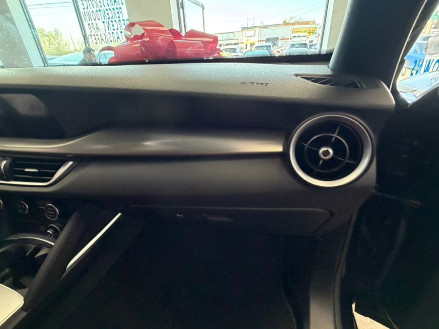 Used 2023 Alfa Romeo Stelvio Veloce AWD/4WD image 38