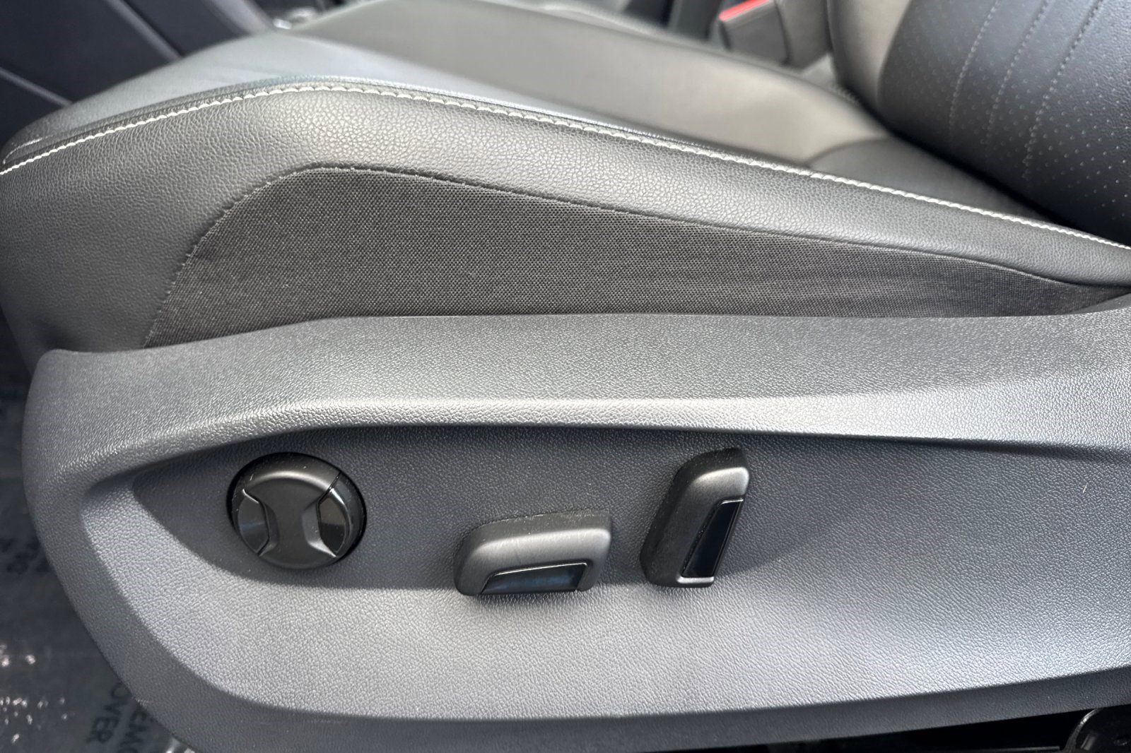 Used 2024 Volkswagen Tiguan SE image 14