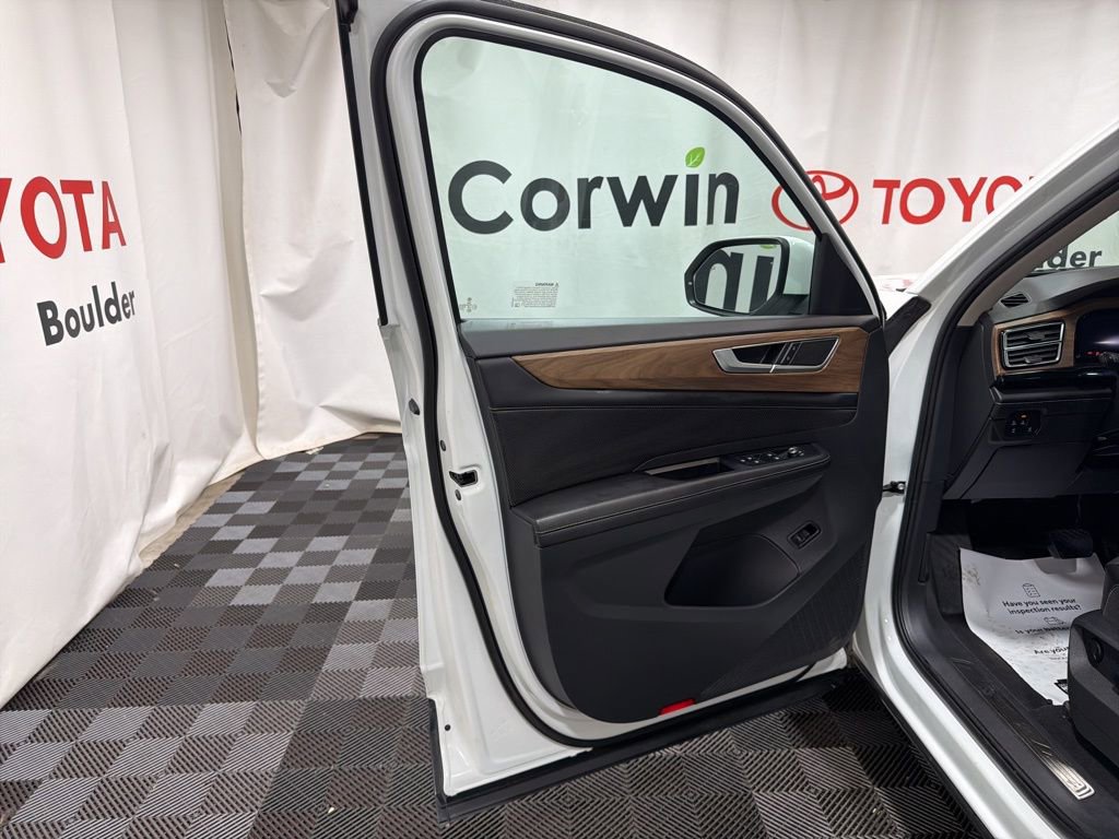 Used 2025 Volkswagen Atlas SE AWD/4WD image 21