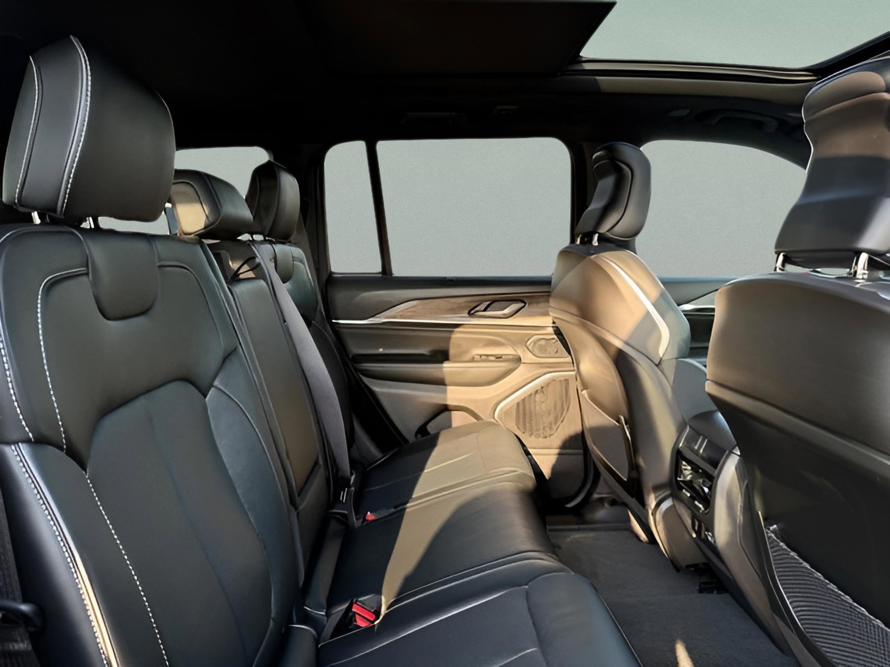 Certified 2025 Jeep Grand Cherokee Overland w/ Luxury Tech Group IV image 10