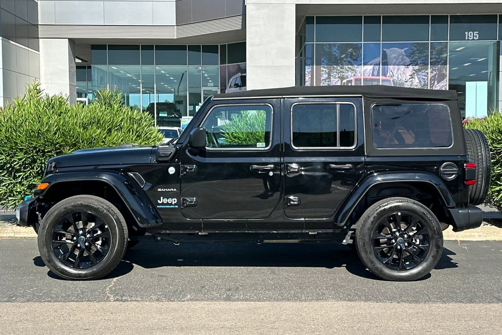 Used 2024 Jeep Wrangler Unlimited Sahara AWD/4WD image 5